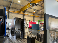 Große Schweißbaugruppe aus Stahl während der mechanischen Bearbeitung im Maschinenpark von duotec.