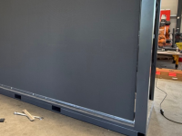 Großformatige mobile LED-Leinwand mit ausgefahrenem Display für professionelle Werbe- und Eventeinsätze.