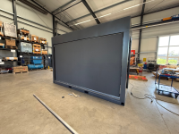Großformatige mobile LED-Leinwand mit ausgefahrenem Display für professionelle Werbe- und Eventeinsätze.