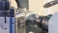 Präzises CNC-Drehen eines Metallbauteils mit Kühlschmierstoff bei duotec Sondermaschinenbau